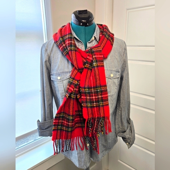 LOCHCARRON RED PLAID SCARF FRINGE ENDS 100% LAMBSWOOL SCOTLAND UNISEX OS FESTIVE - Picture 1 of 11